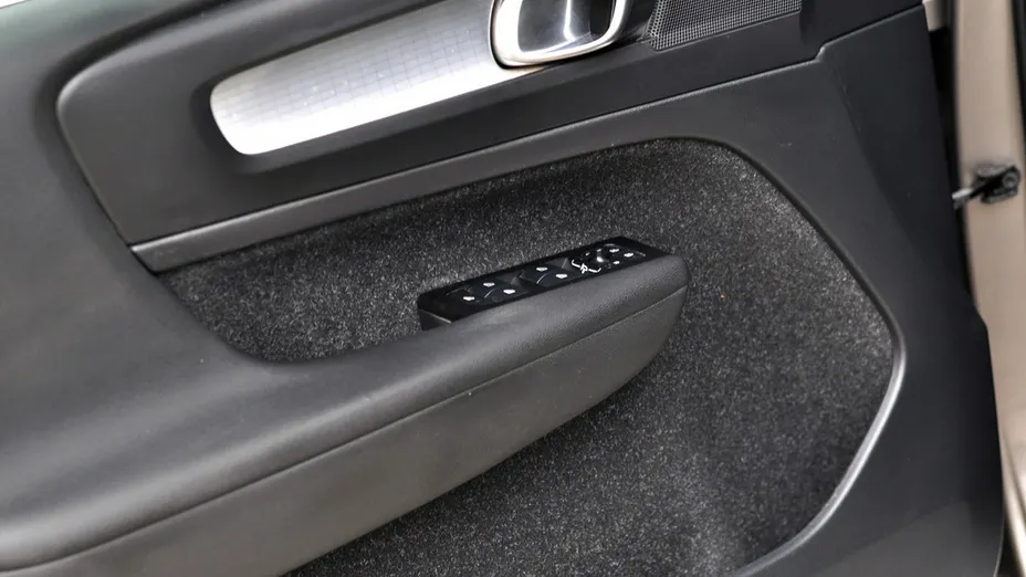 VOLVO XC40 -