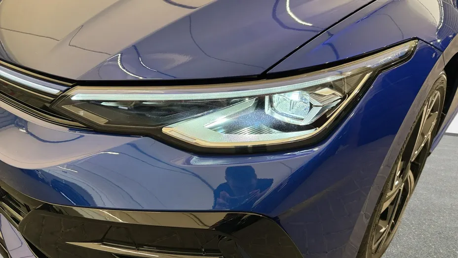 VOLKSWAGEN Golf -
