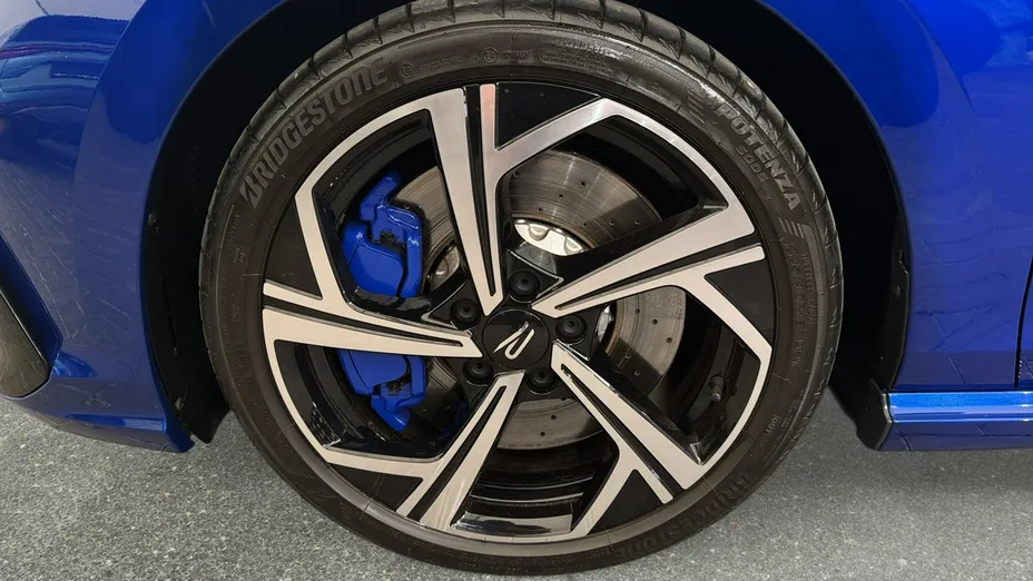 VOLKSWAGEN Golf -