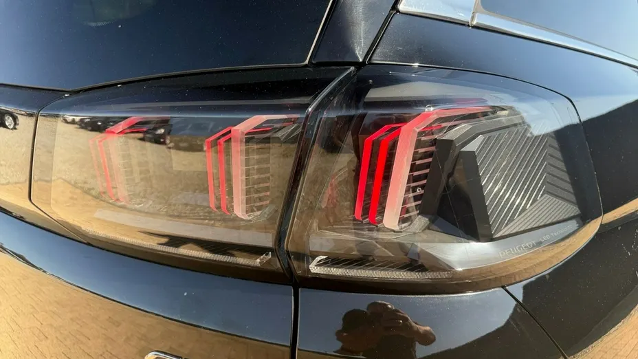 PEUGEOT 5008 -