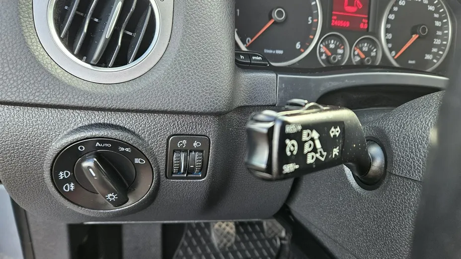 VOLKSWAGEN Tiguan -