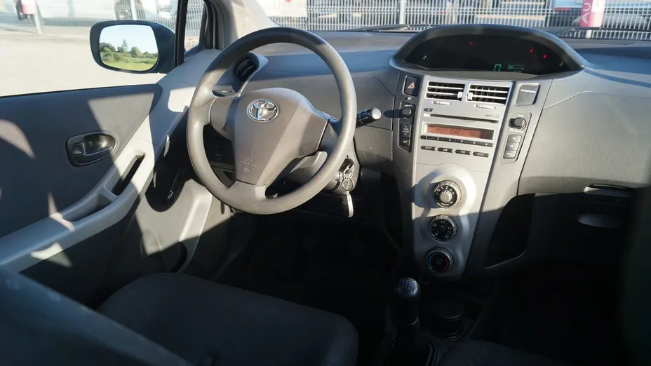 TOYOTA Yaris -