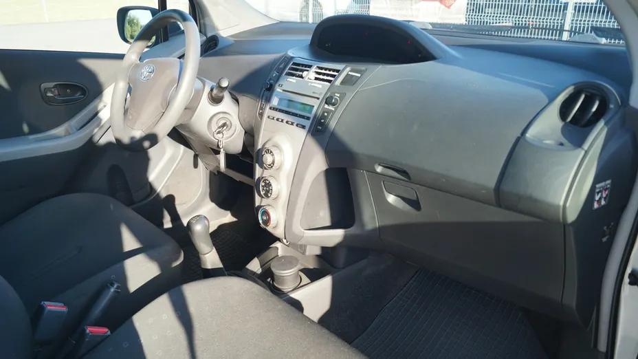 TOYOTA Yaris -