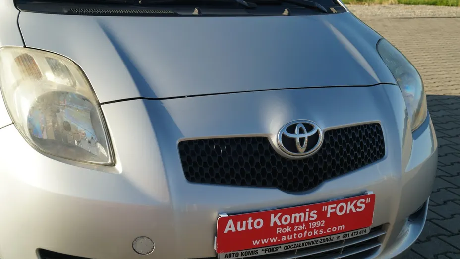 TOYOTA Yaris -