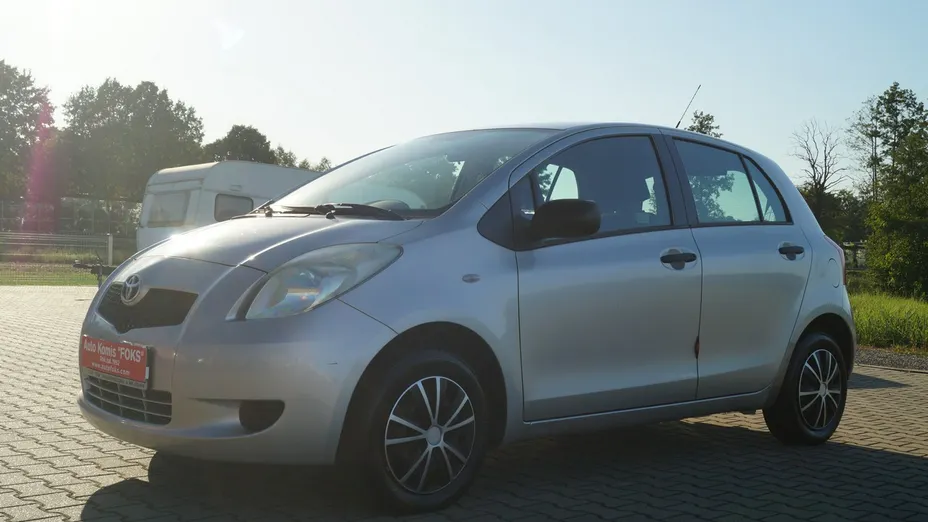 TOYOTA Yaris -