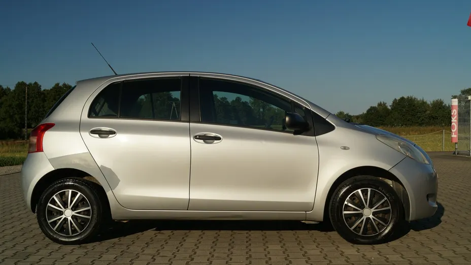 TOYOTA Yaris -