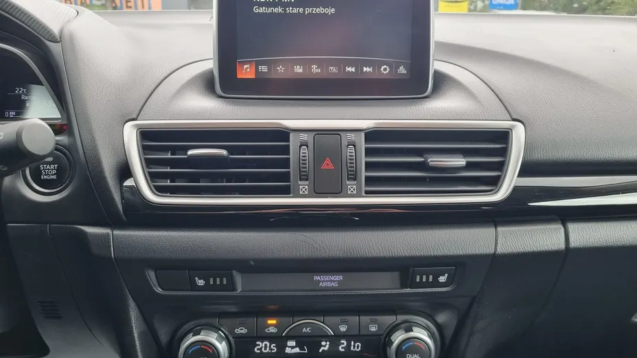 MAZDA 3 -