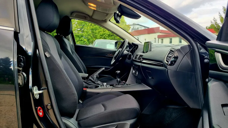 MAZDA 3 -