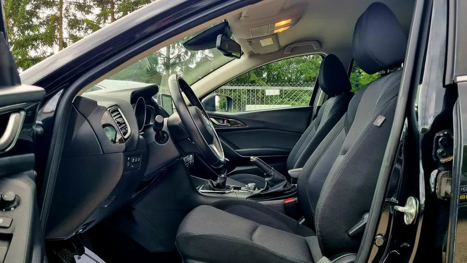 MAZDA 3 -