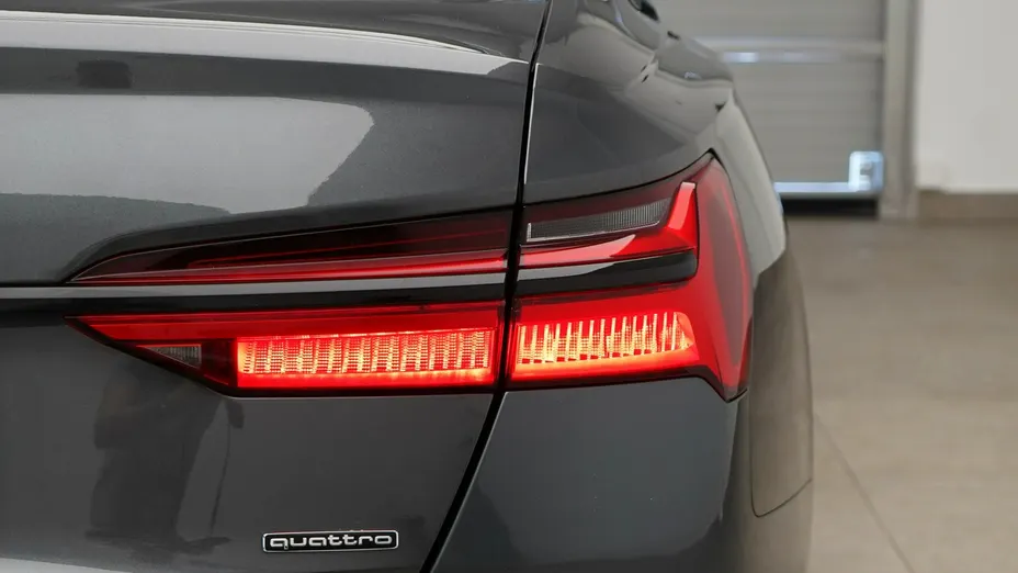 AUDI A6 -