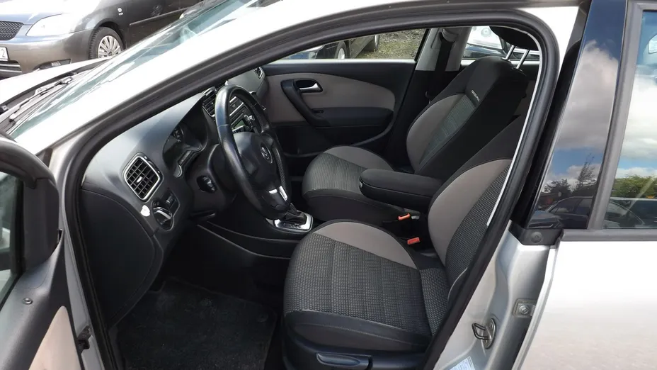 VOLKSWAGEN Polo -