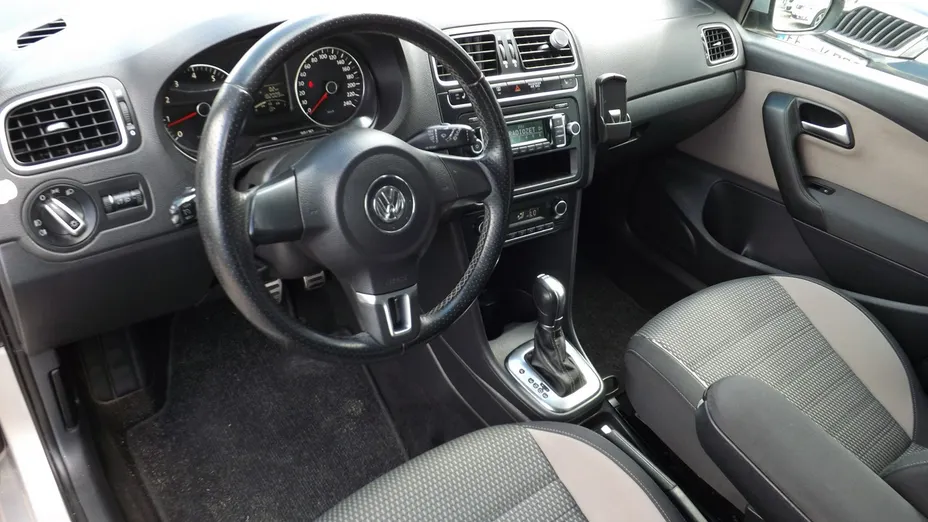 VOLKSWAGEN Polo -