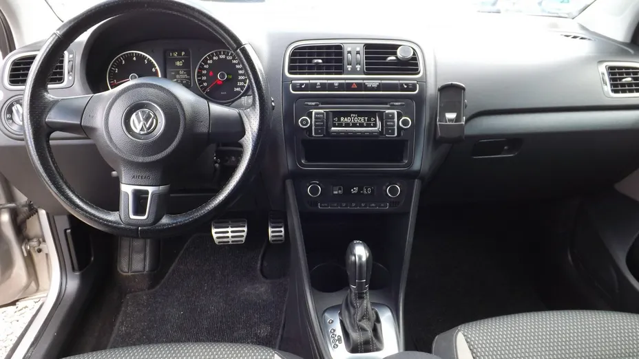 VOLKSWAGEN Polo -