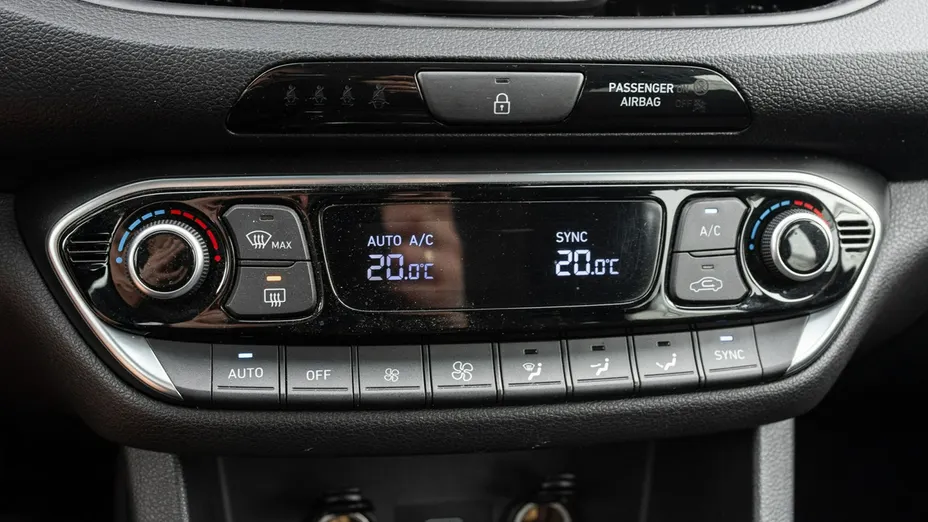 HYUNDAI i30 -