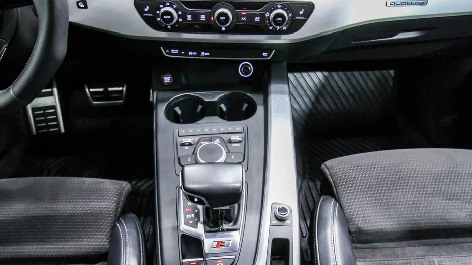 AUDI S4 -