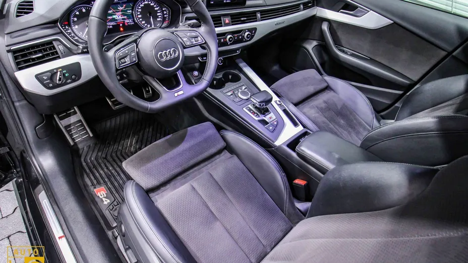 AUDI S4 -