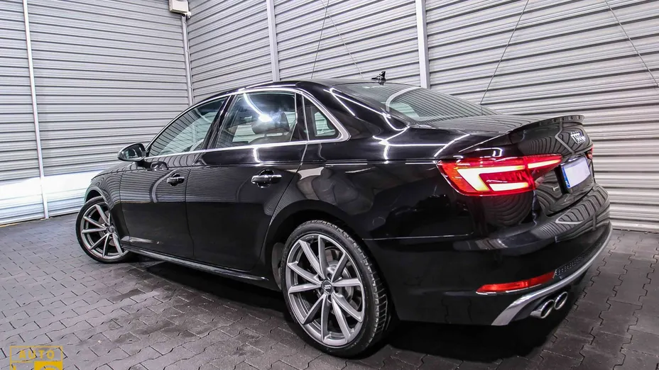AUDI S4 -