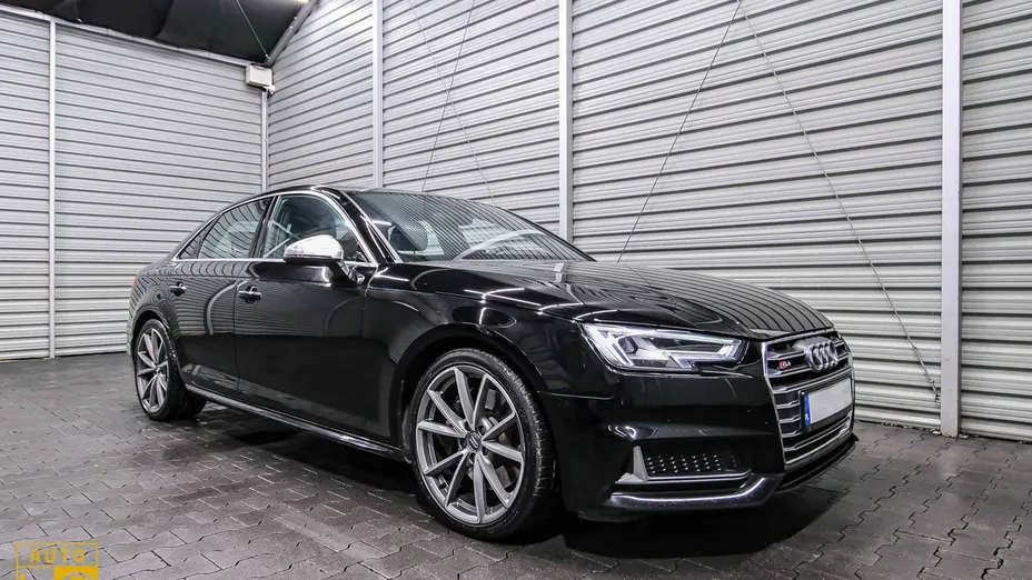 AUDI S4 -