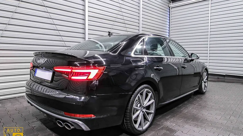 AUDI S4 -