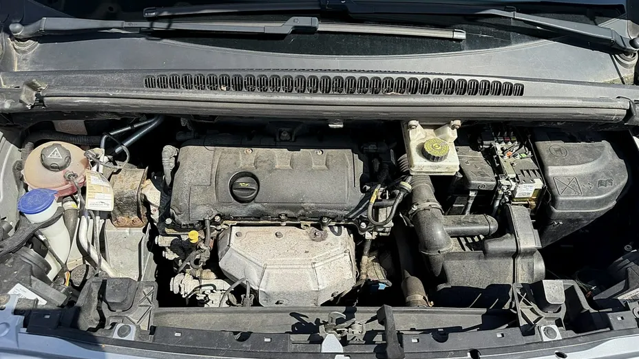 PEUGEOT 5008 -