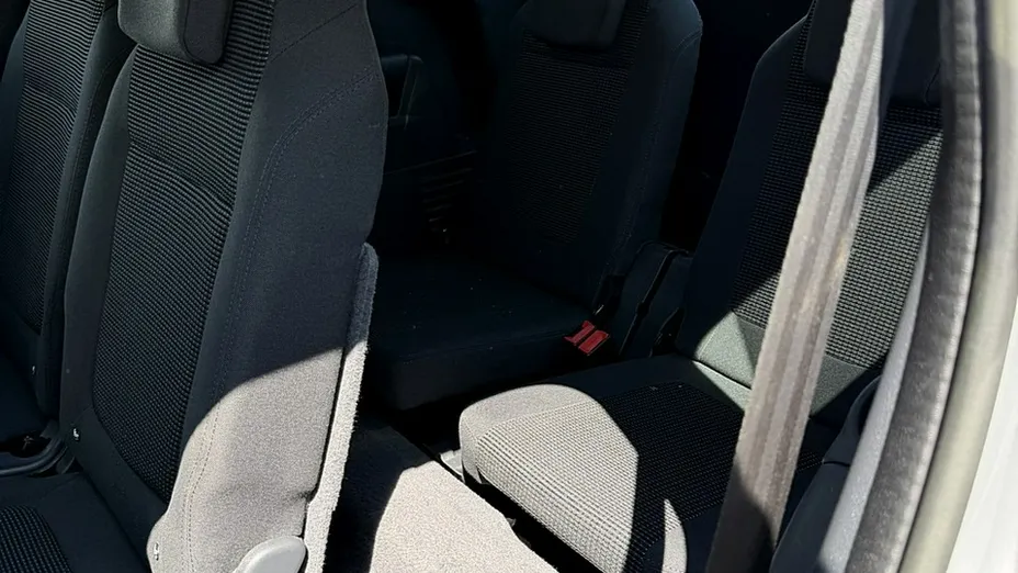 PEUGEOT 5008 -