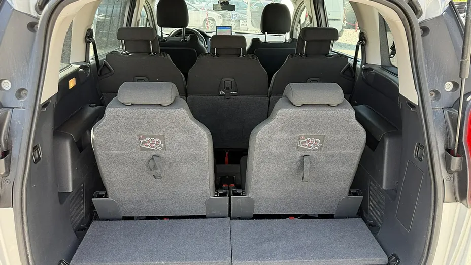 PEUGEOT 5008 -