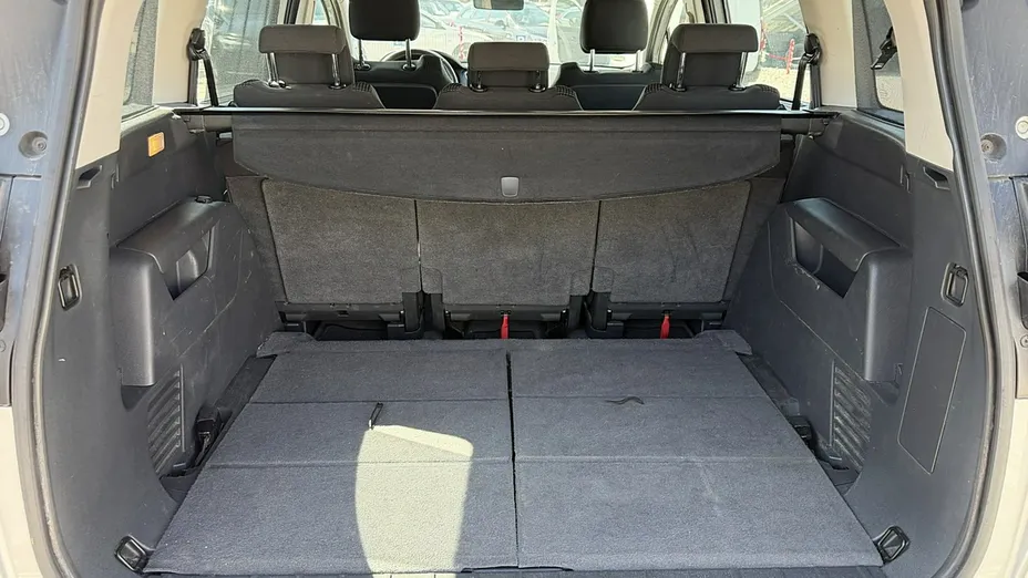 PEUGEOT 5008 -