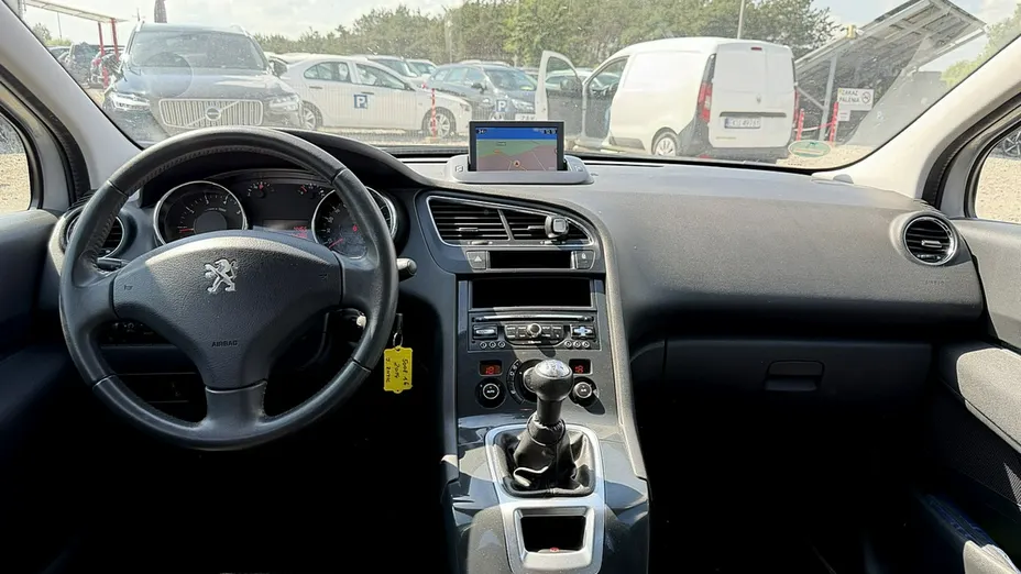 PEUGEOT 5008 -