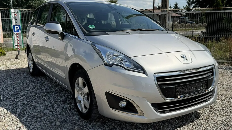 PEUGEOT 5008 -