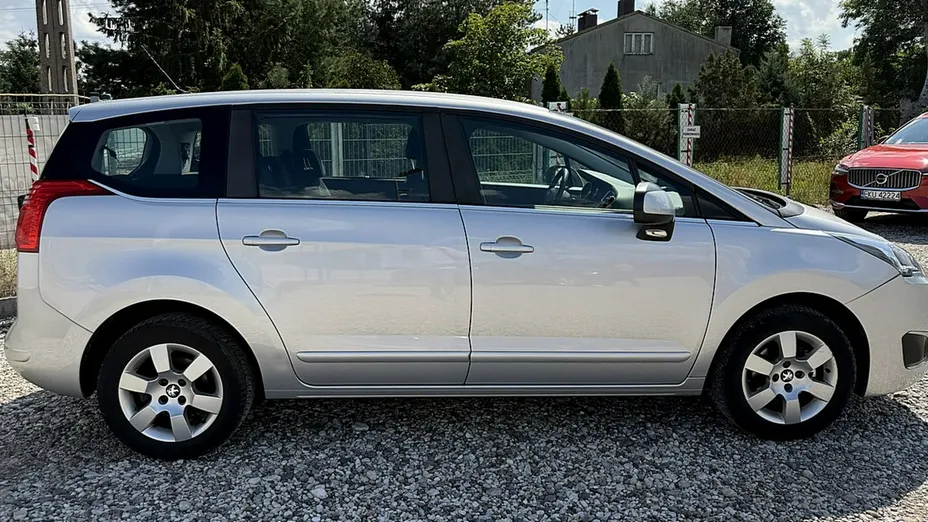 PEUGEOT 5008 -