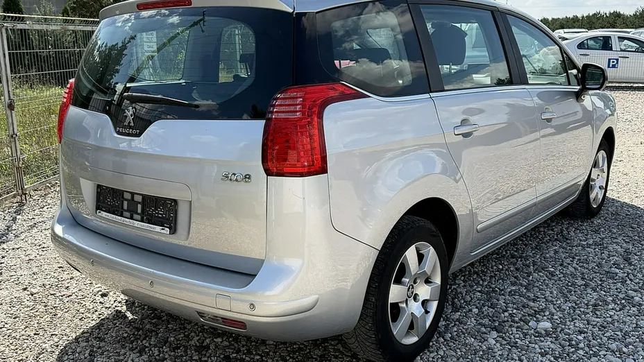 PEUGEOT 5008 -