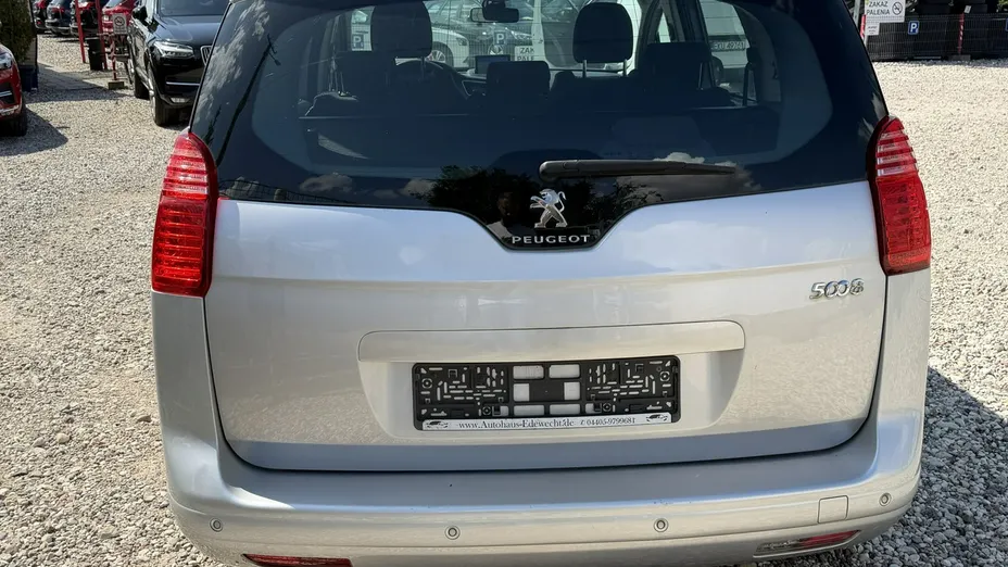 PEUGEOT 5008 -