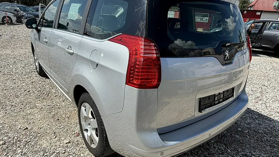 PEUGEOT 5008 -