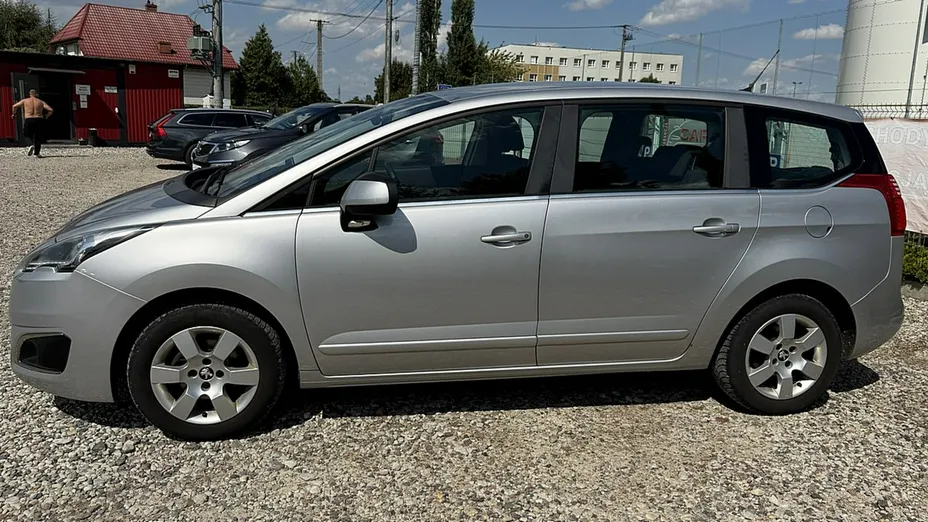 PEUGEOT 5008 -
