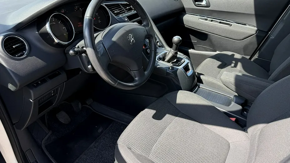 PEUGEOT 5008 -