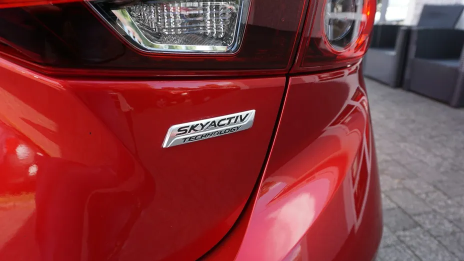 MAZDA 3 -