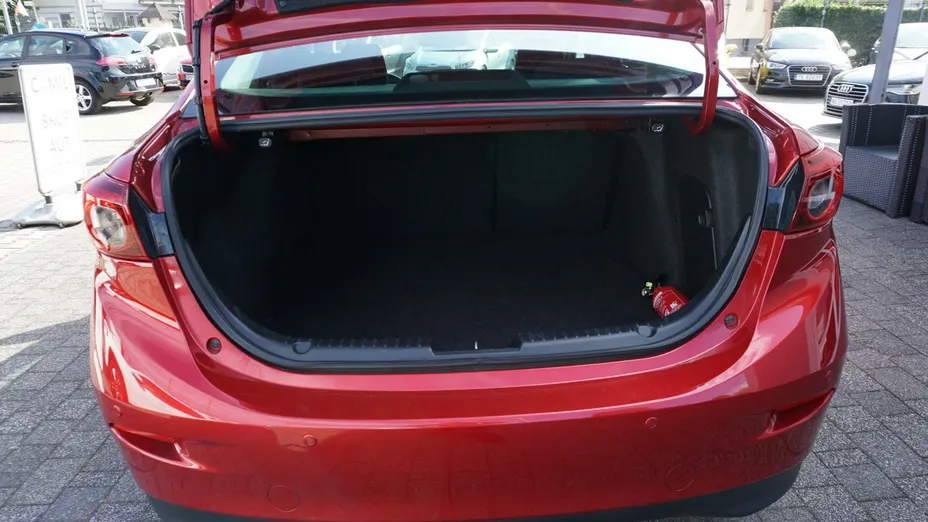 MAZDA 3 -