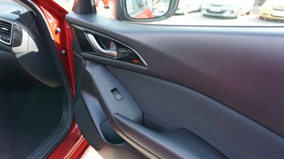 MAZDA 3 -