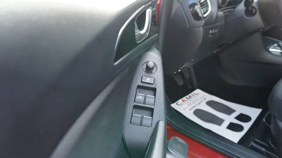 MAZDA 3 -