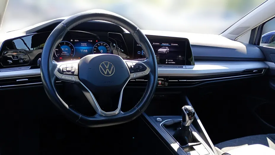 VOLKSWAGEN Golf -