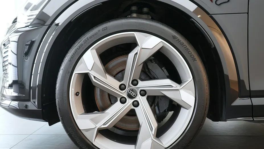 AUDI SQ8 e-tron -