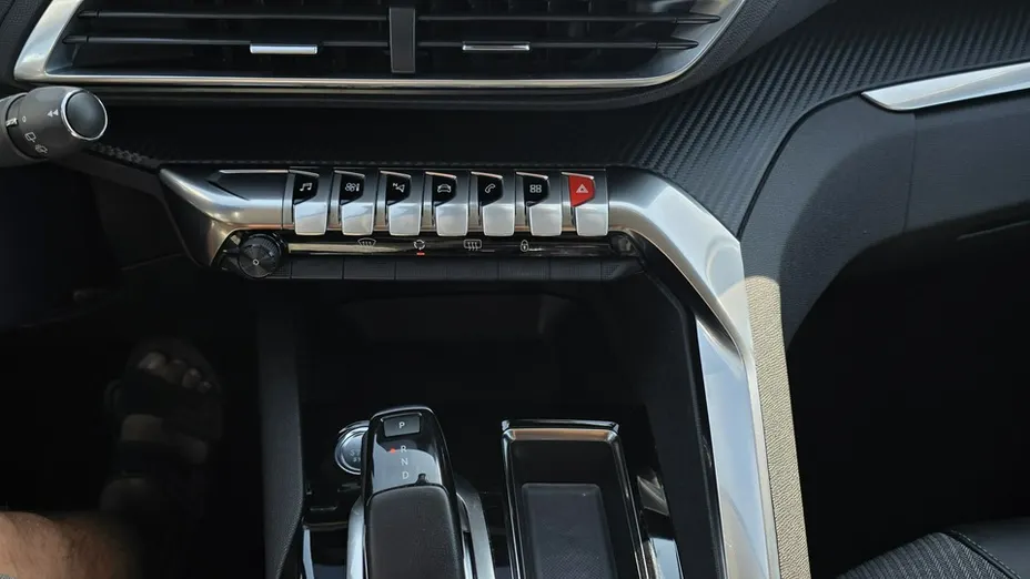 PEUGEOT 3008 -
