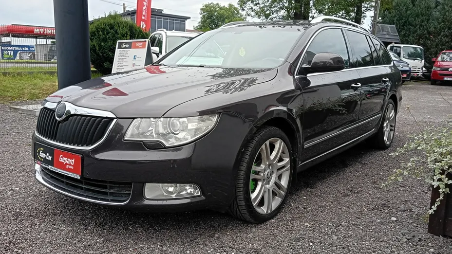 SKODA Superb -