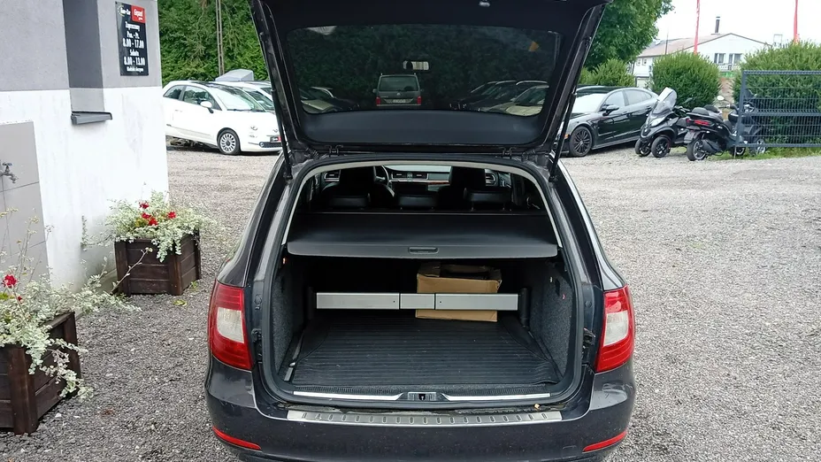 SKODA Superb -