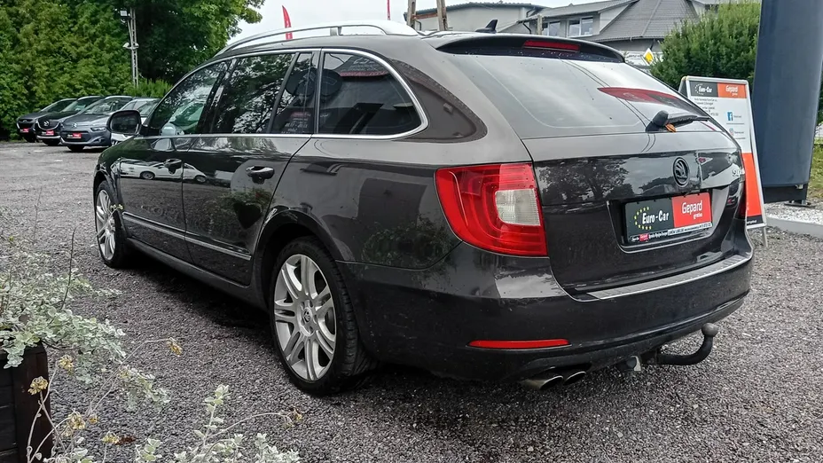 SKODA Superb -