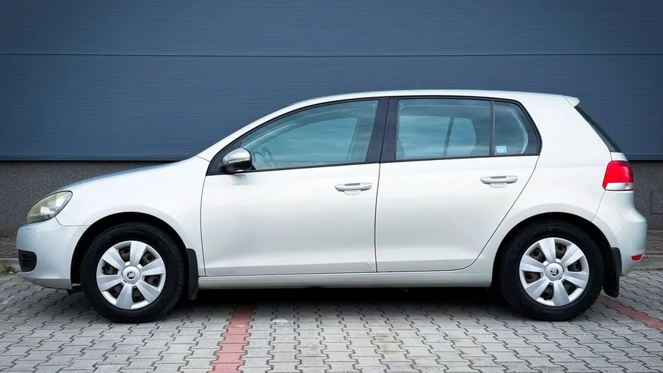 VOLKSWAGEN Golf -