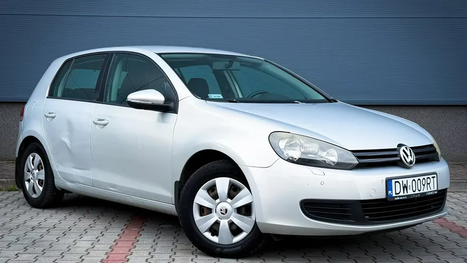 VOLKSWAGEN Golf -