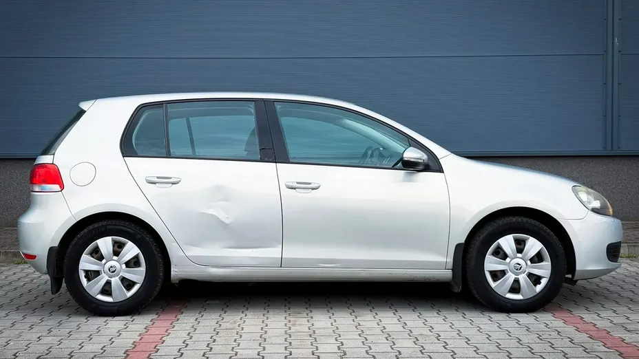 VOLKSWAGEN Golf -