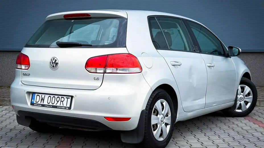 VOLKSWAGEN Golf -