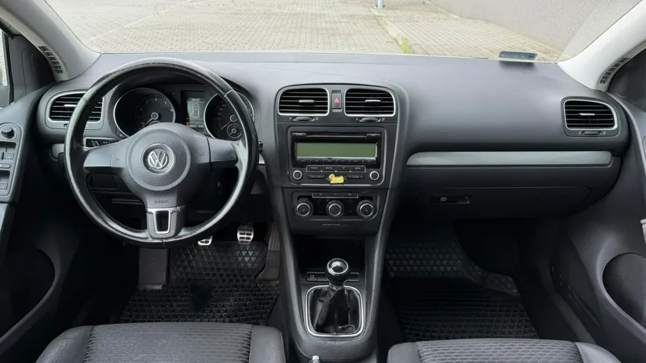 VOLKSWAGEN Golf -